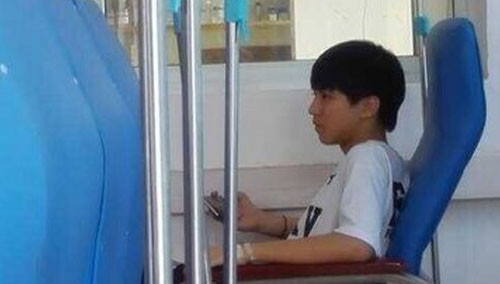 tfboys王俊凯生病医院输液 脸色憔悴无人陪同 - 视频