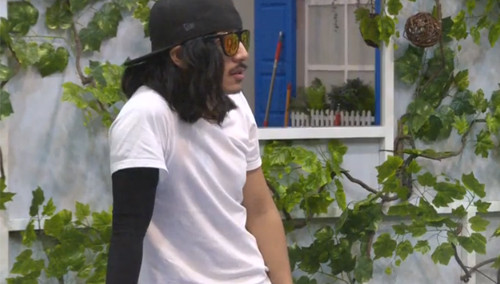 暧昧升级！可儿鸡排哥玩亲亲“恋情”曝光？