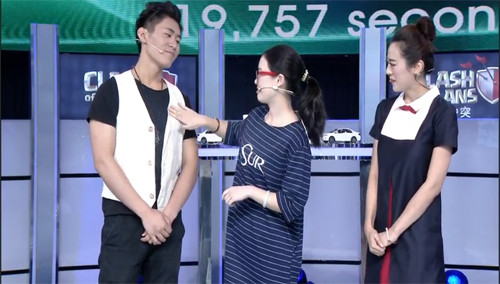 唐泽鑫VS柯敬科 浙江传媒小师弟胸肌遭众美女“围剿”