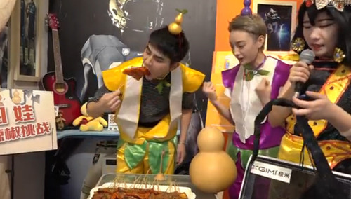 辣死宝宝了！火娃思帆狂吃辣憋出内伤