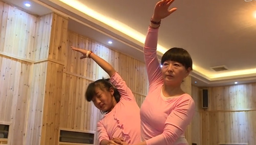 变形计 第十一季-《变形计》之《两个世界》未播花絮:小芳的第一次!