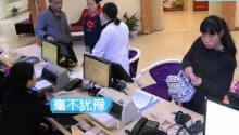 姐妹花交钱陪产全程守护