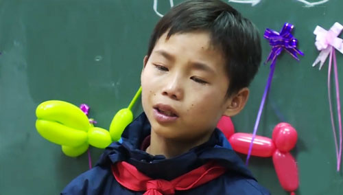 盘江龙泪洒舞会 拥别小伙伴