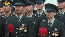 男子汉退伍战友共洒热泪