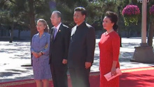 习近平偕夫人彭丽媛迎接联合国秘书长潘基文和夫人